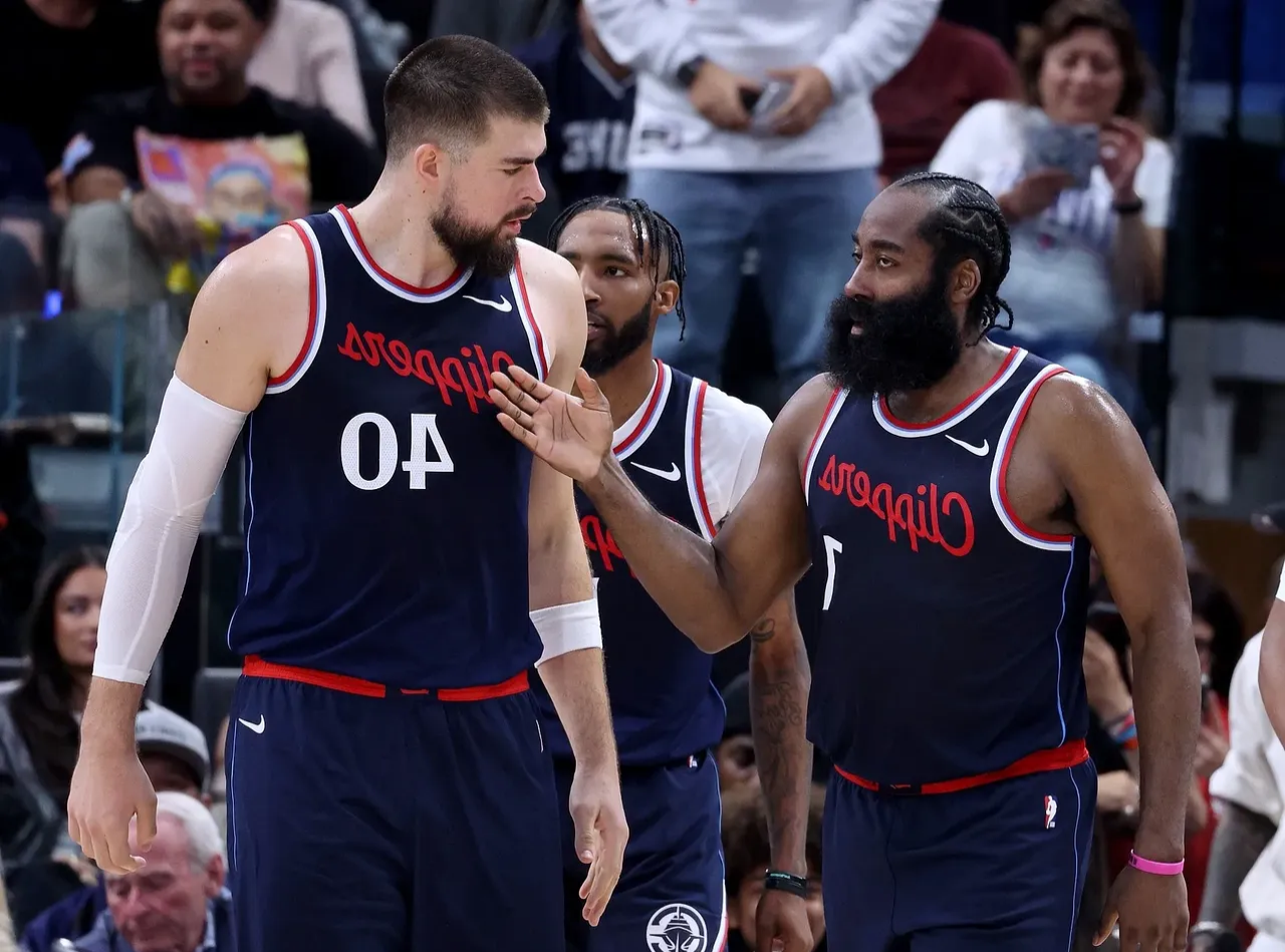 KAIYUN SPORTS-包含刚刚！洛杉矶湖人今晨单刀错失洛杉矶快船围绕NBA总决赛扳平良机，转折点曼联扳平良机的词条